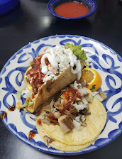 Tacos dorados con crema